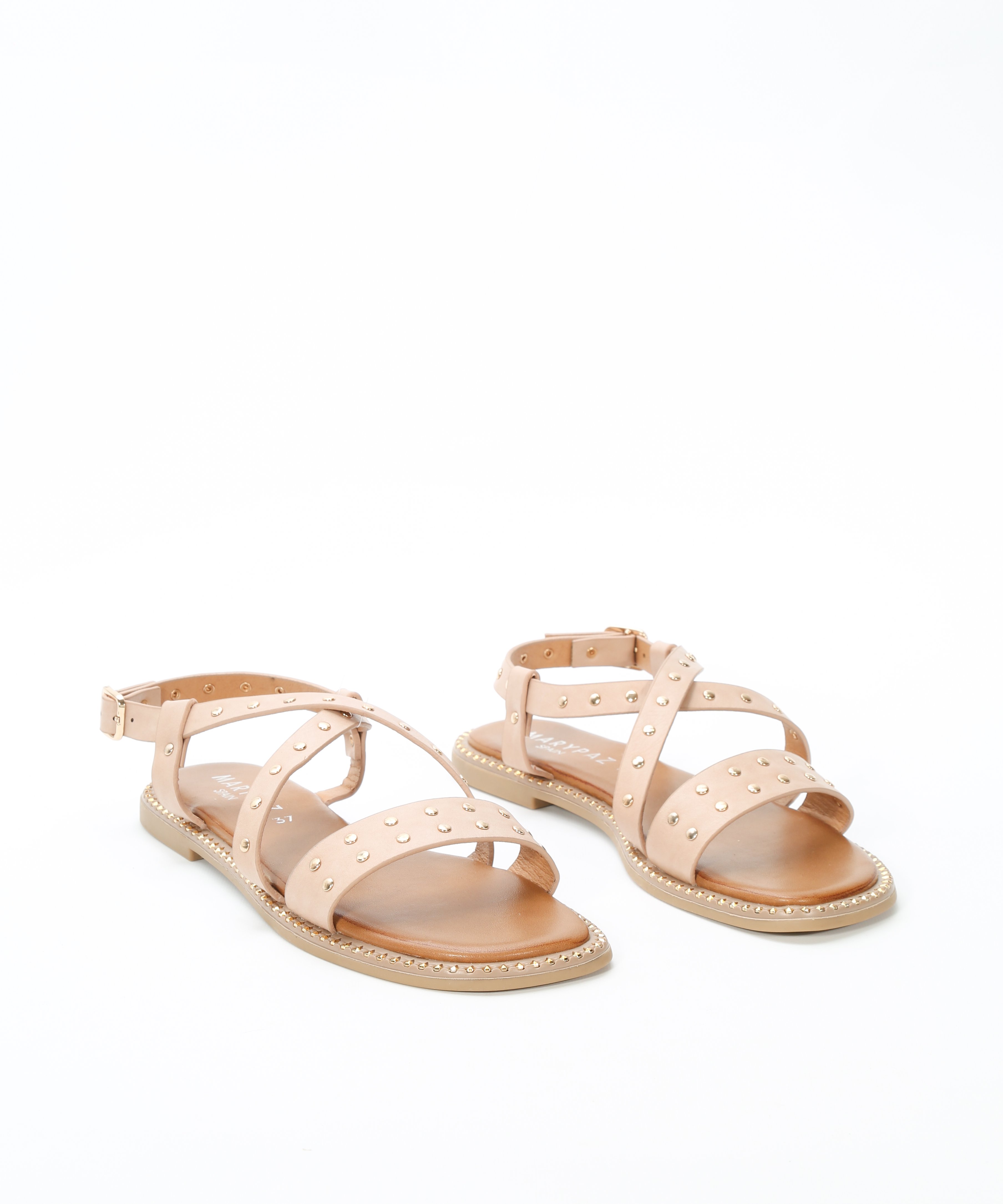 Sandalia plana tachas